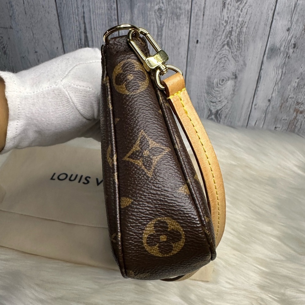 LOUIS VUITTON pochette accesory bag in monogram - Picture 6 of 17